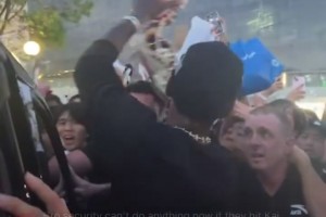 重温欧文去年中国行车顶签名盛况，这简直顶级名场面啊！